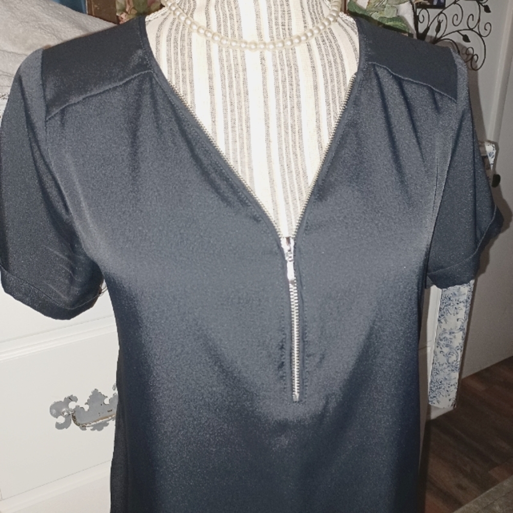 Apt 9 black, front zipper v-neck, short sleeve, high-low top, Size Med
